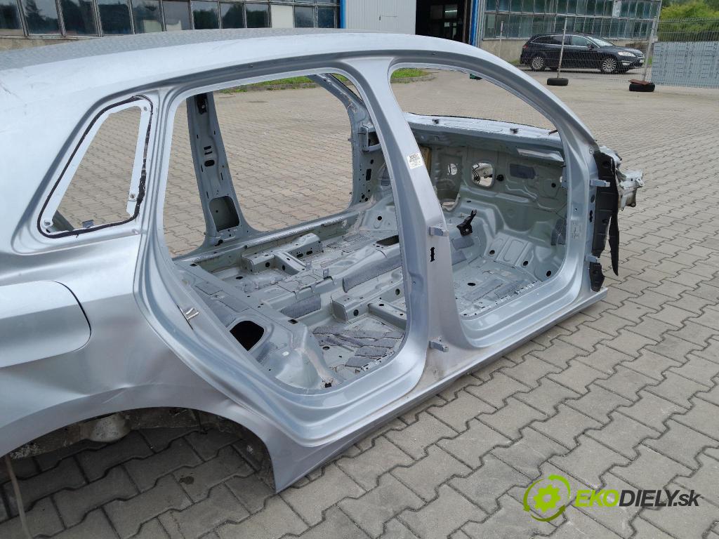 Audi A3 2021 práh v pravo: 