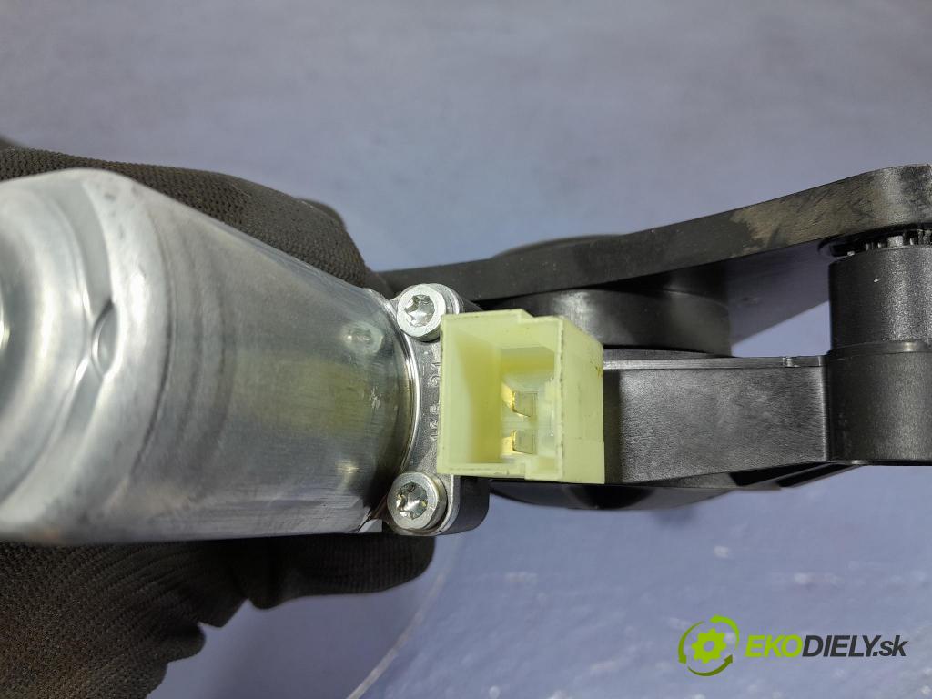 Audi A3 2021 mechanismus stahování Sklenka: před Levý: 8Y0837461