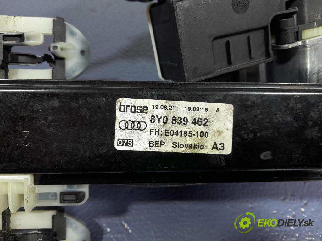 Audi A3 2021 mechanismus stahování Sklenka: Zad: v pravo: 8Y0839462