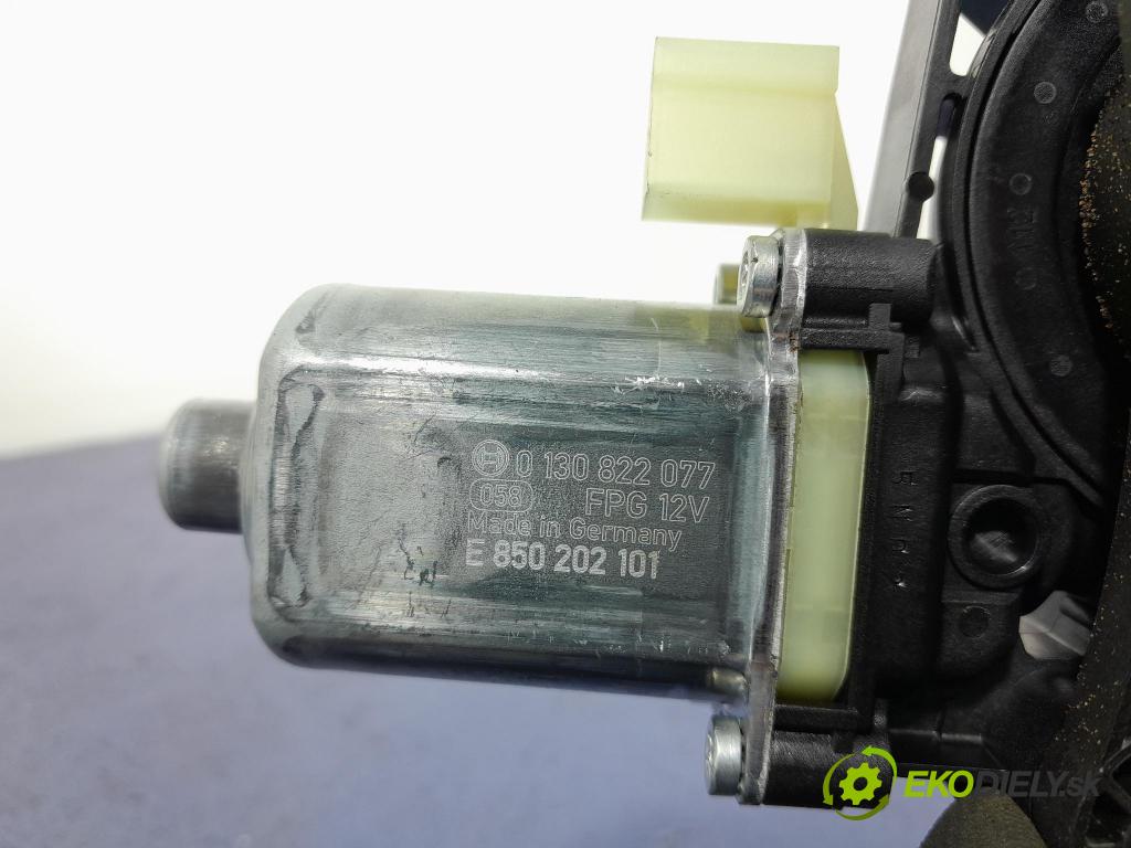 Audi A3 2021 mechanismus stahování Sklenka: před v pravo: 8Y0837462
