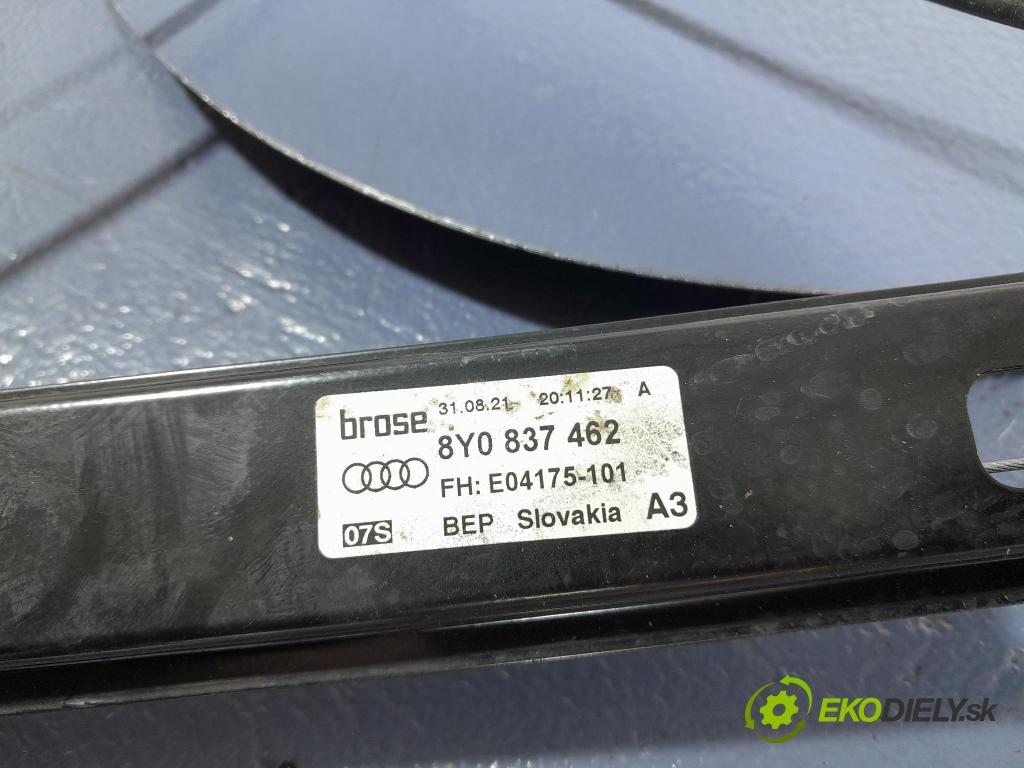 Audi A3 2021 mechanismus stahování Sklenka: před v pravo: 8Y0837462