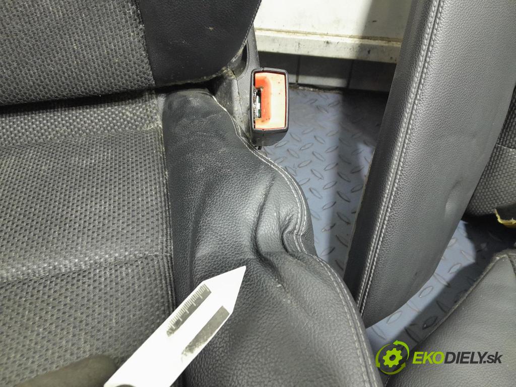 Mercedes E-klasa 2013 sedačke: Soubor. 01