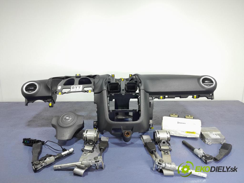 Opel Corsa 2007 kokpit,přistrojova deska