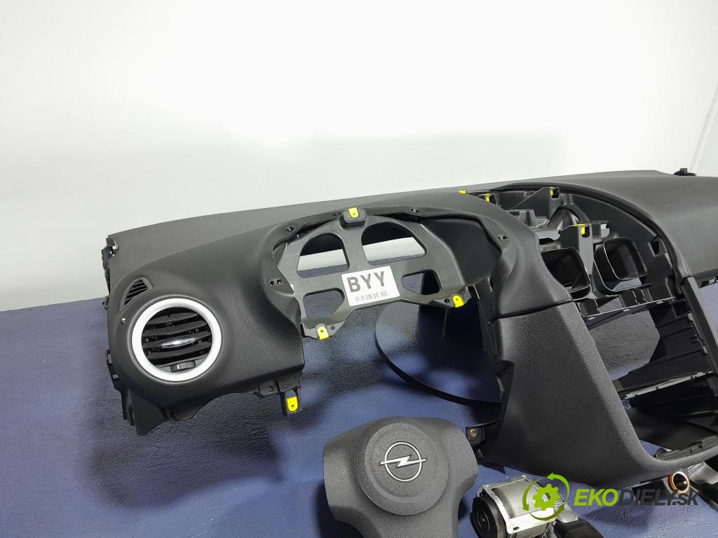 Opel Corsa 2007 kokpit,přistrojova deska