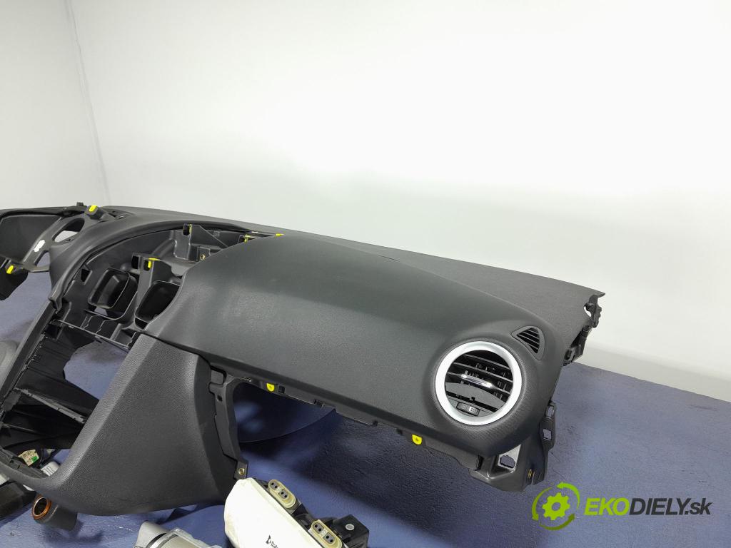 Opel Corsa 2007 kokpit,přistrojova deska