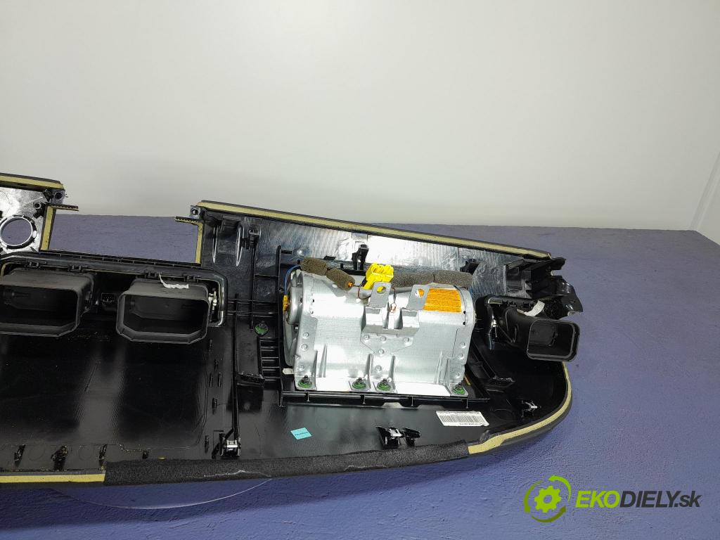 Volvo V50 2011 kokpit,přistrojova deska