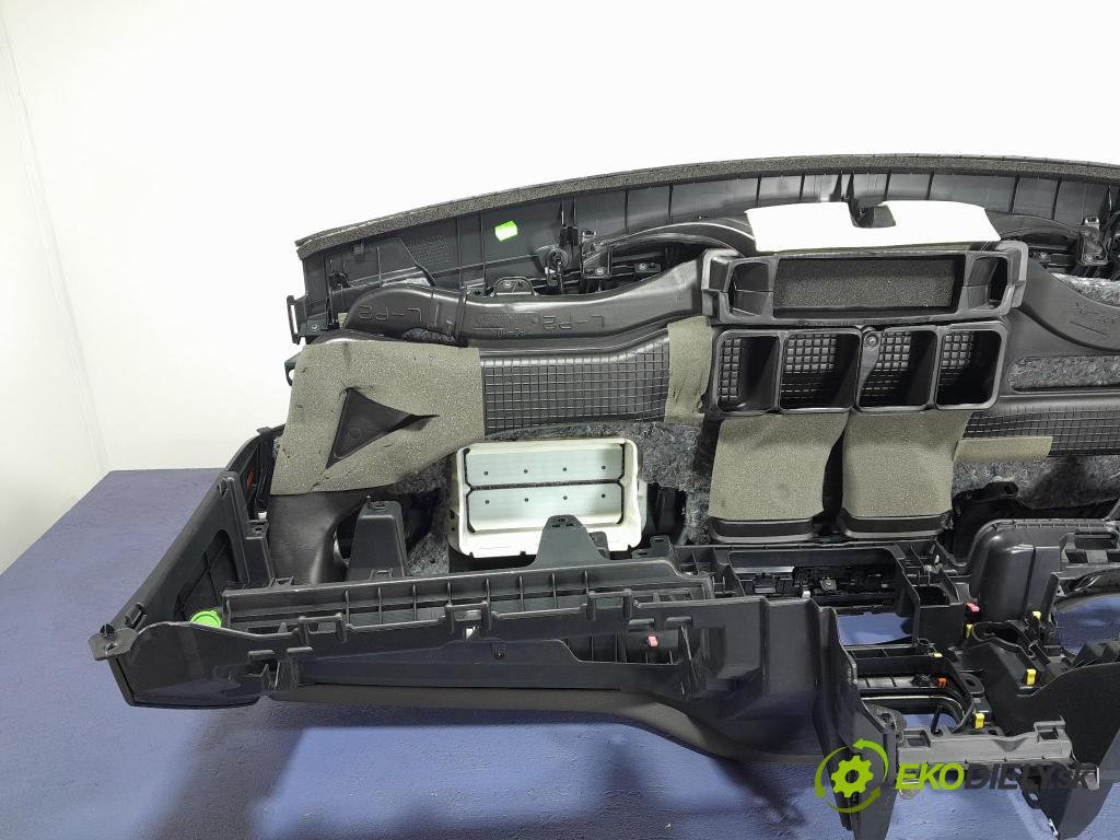 Toyota Auris 2017 kokpit,přistrojova deska