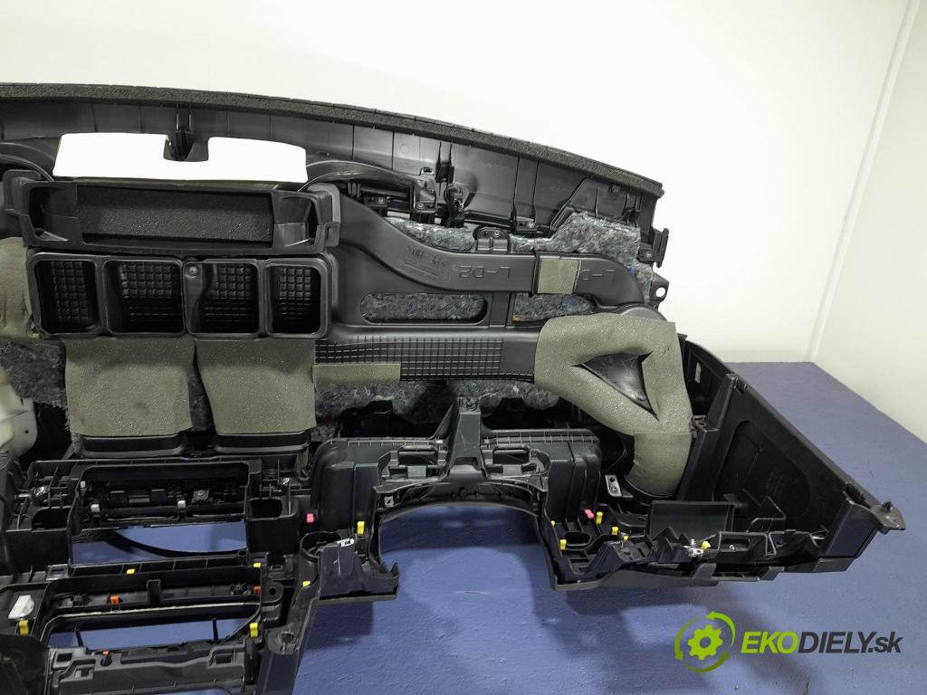 Toyota Auris 2017 kokpit,přistrojova deska