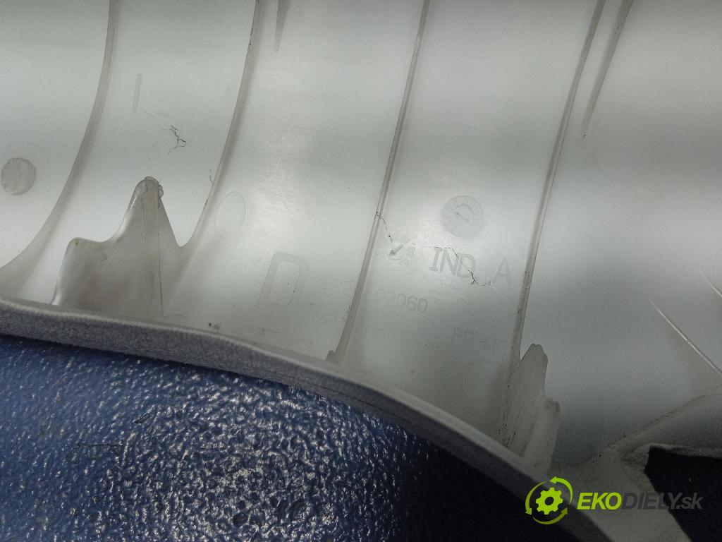 Toyota Corolla 2003 kryt Plast: Interiéry: