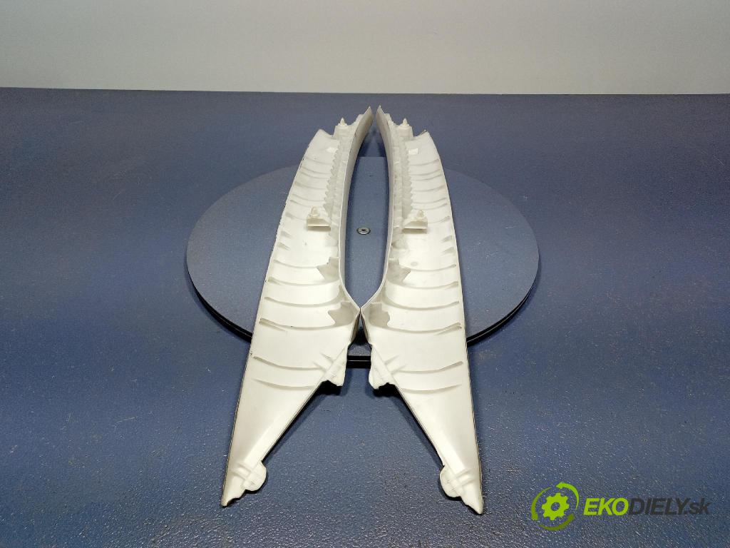 Toyota Corolla 2003 kryt Plast: Interiéry: