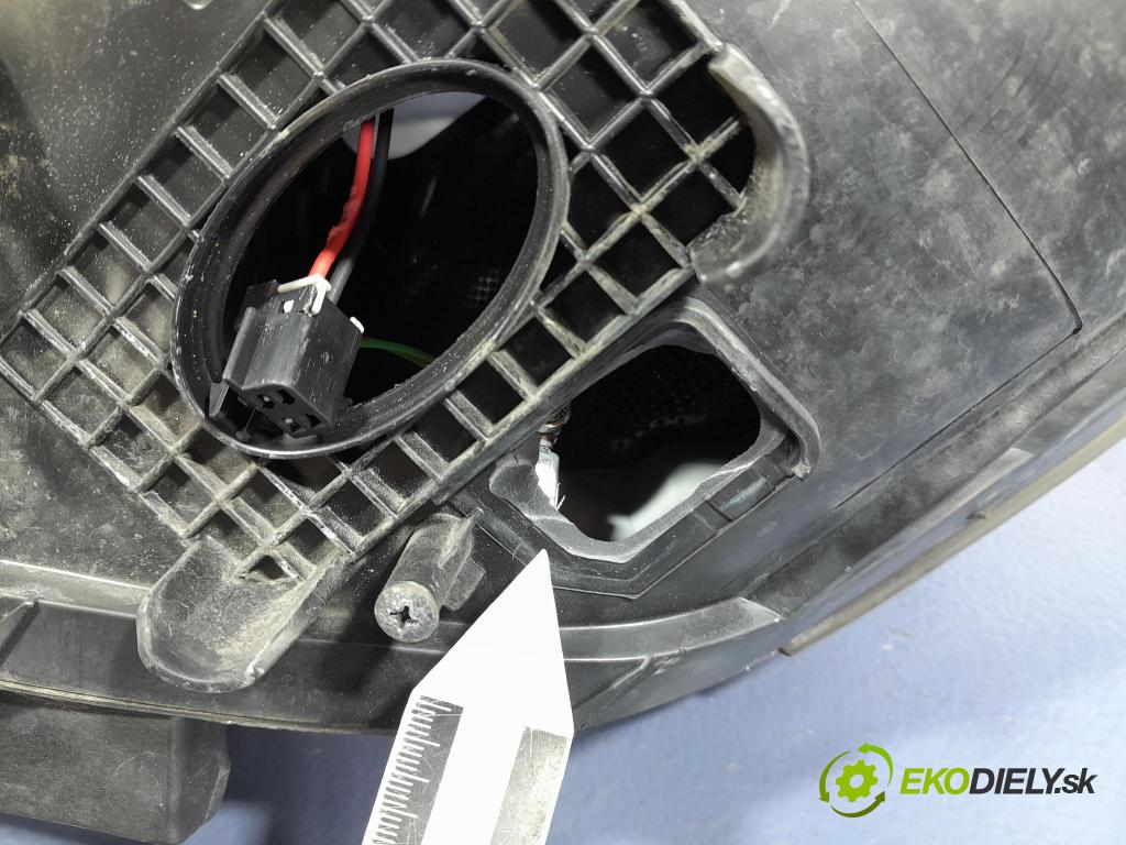 Hyundai I40 2012 světlo v pravo: 92102-3ZXXX