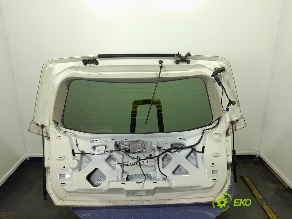 Dodge Journey 2014 zadní dveře kufra: kufr 01