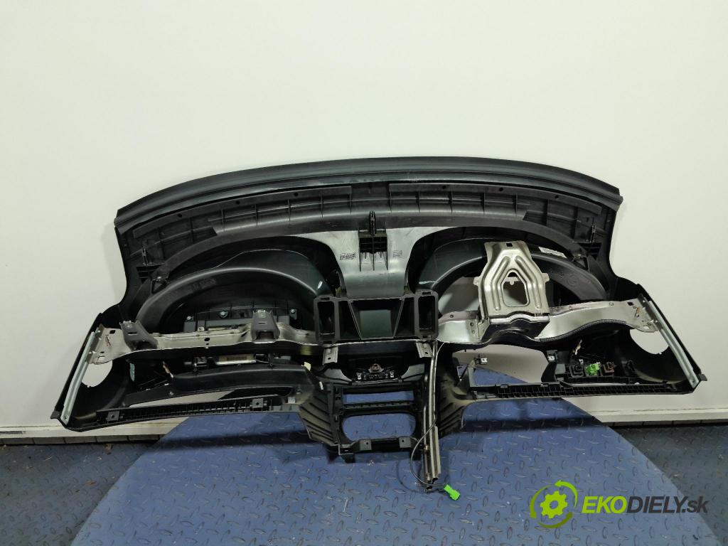 Peugeot 206 2012 kokpit,přistrojova deska 