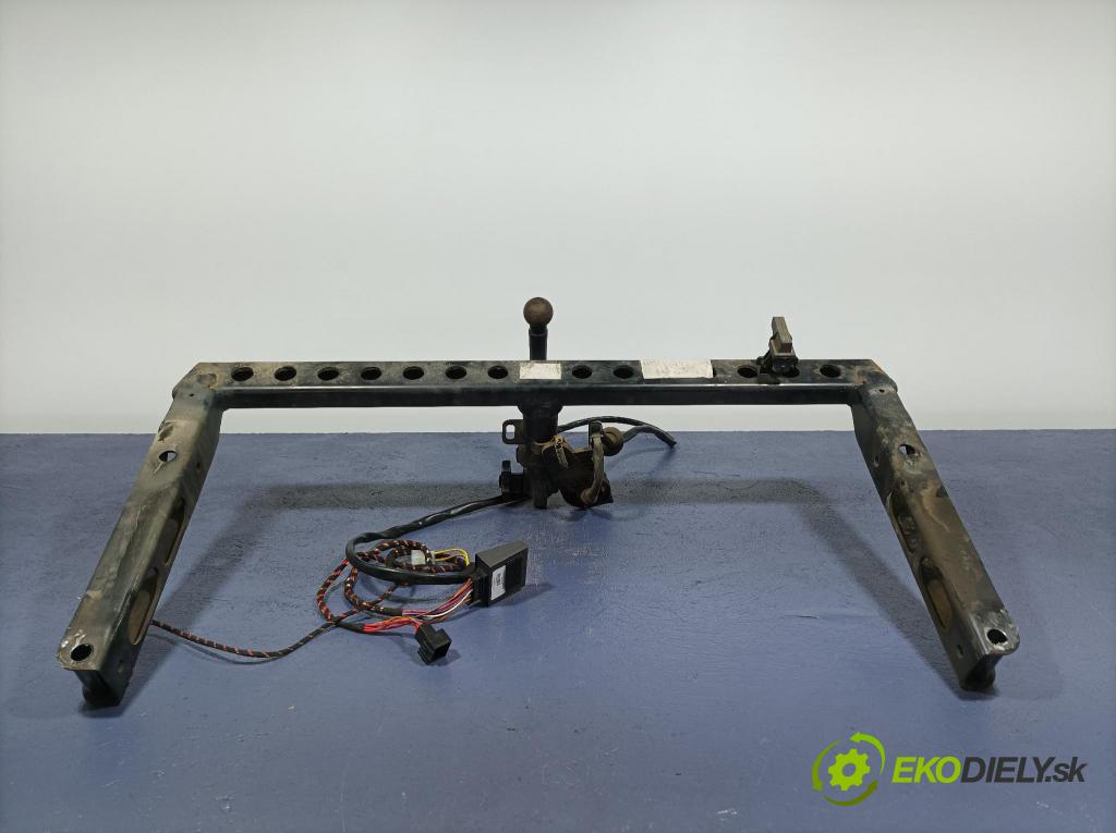 Audi A4 2012 oko Do Přívěsy 8T0092155D