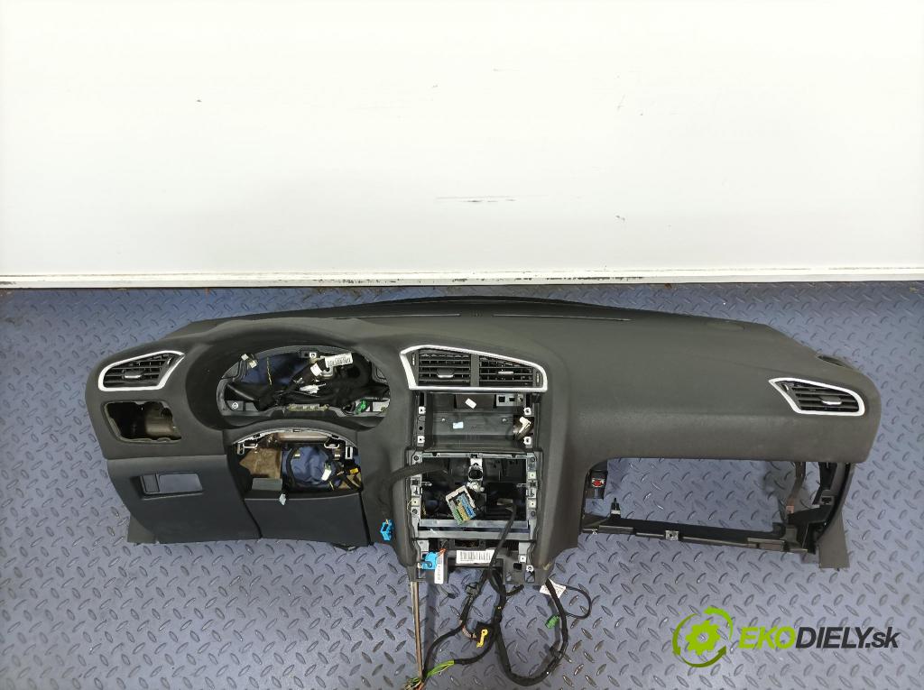 Citroen Ds4 2017 kokpit,přistrojova deska
