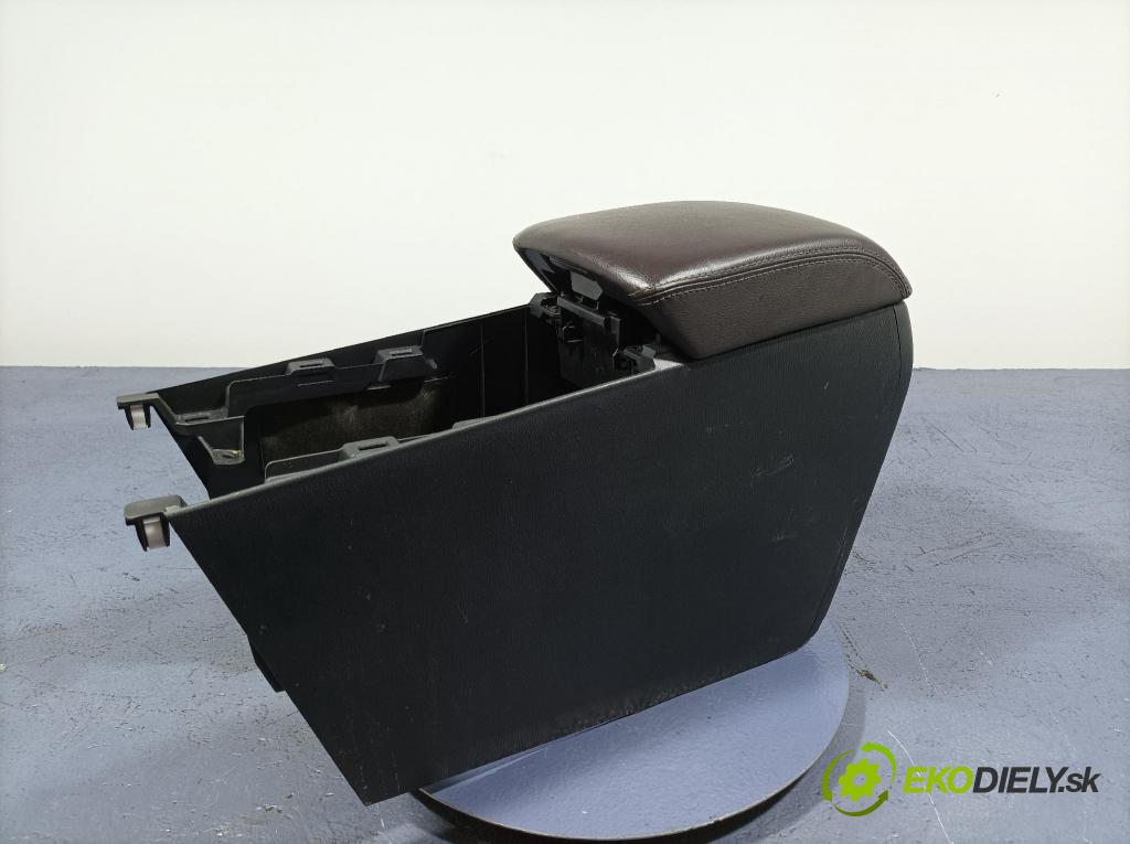 Mazda 3 2017 loketní opěrka