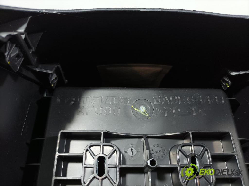 Mazda 3 2017 loketní opěrka 