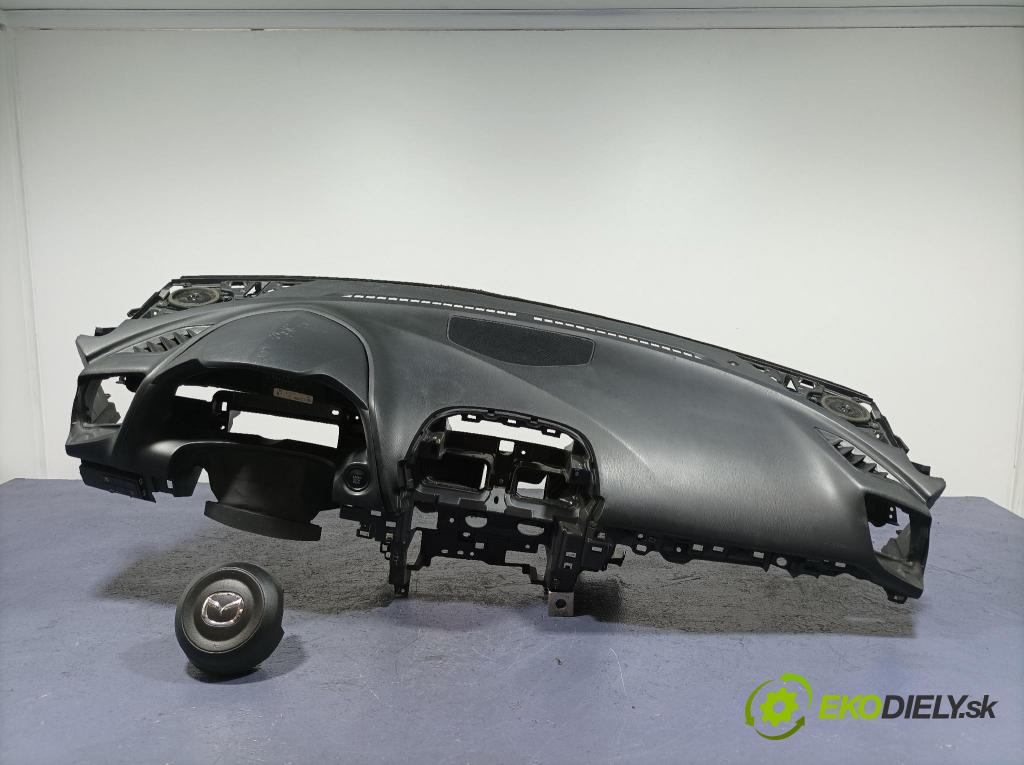 Mazda 3 2017 kokpit,přistrojova deska