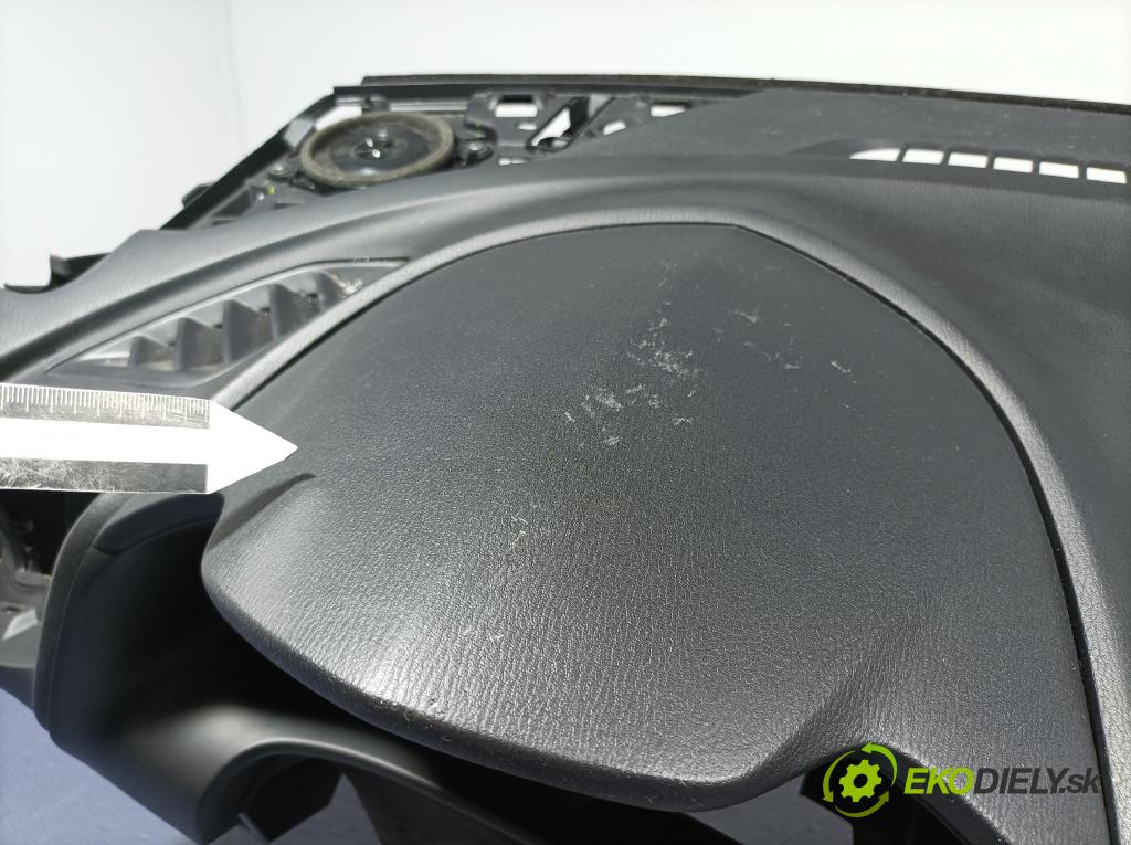 Mazda 3 2017 kokpit,přistrojova deska