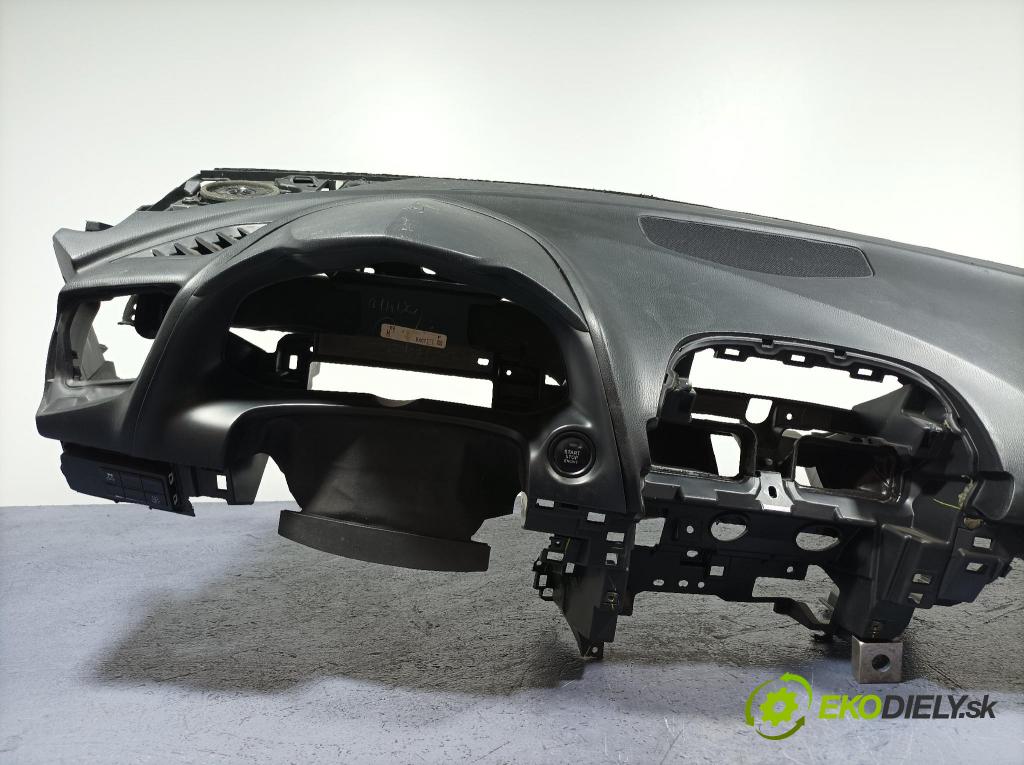 Mazda 3 2017 kokpit,přistrojova deska