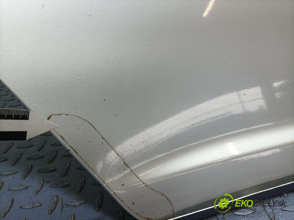 Suzuki Swift 2006 dveře Zad: prave