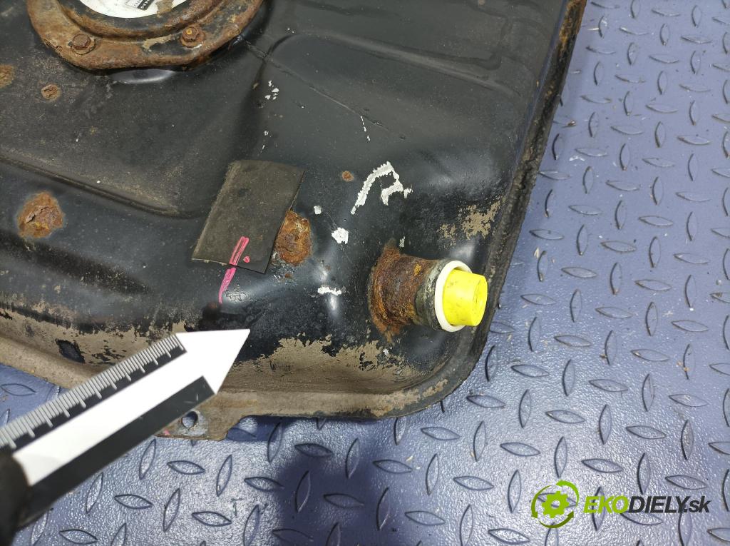 Suzuki Alto 2011 Nádrž: Paliva: