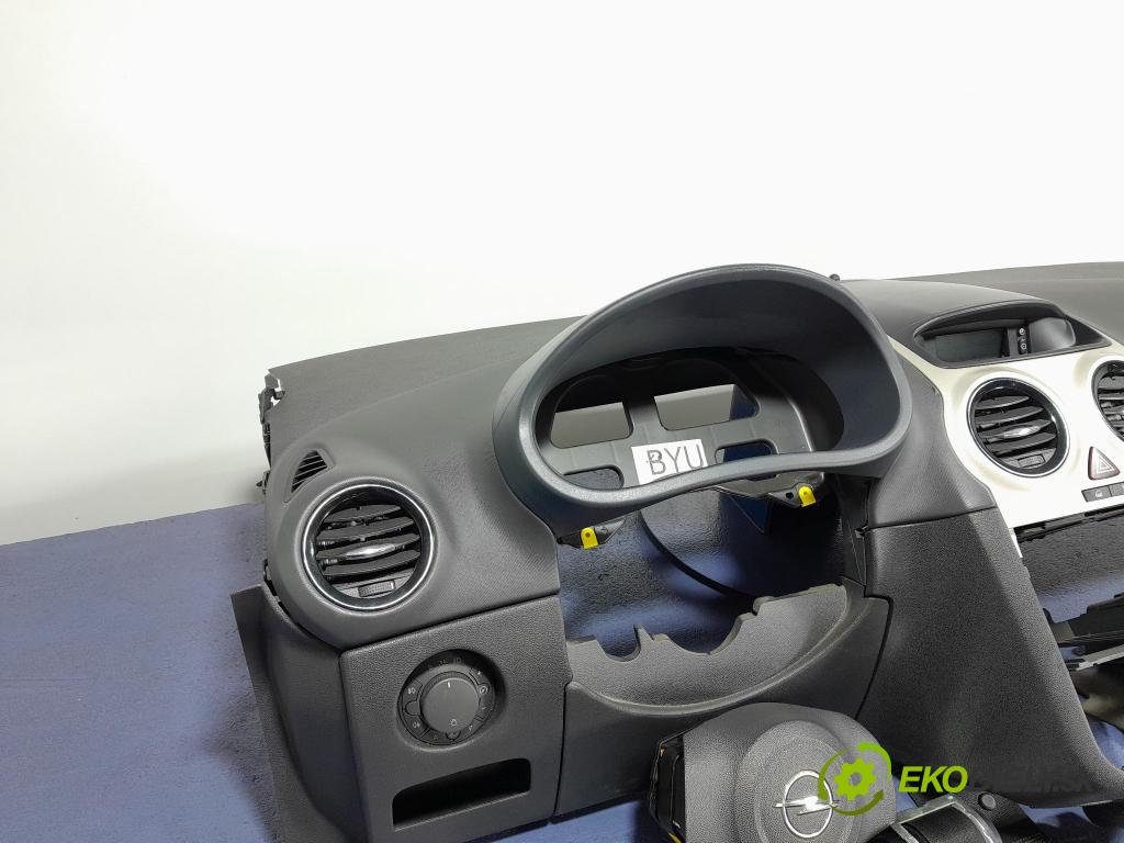 Opel Corsa 2007 kokpit,přistrojova deska