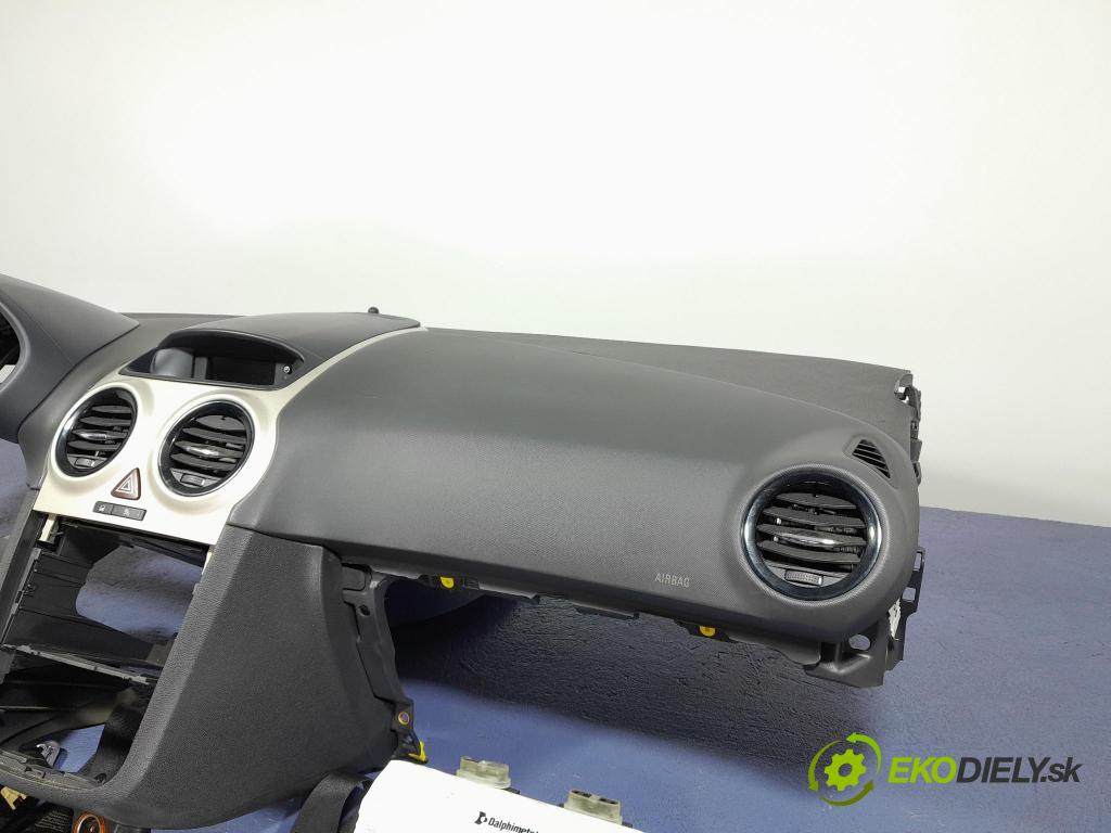 Opel Corsa 2007 kokpit,přistrojova deska