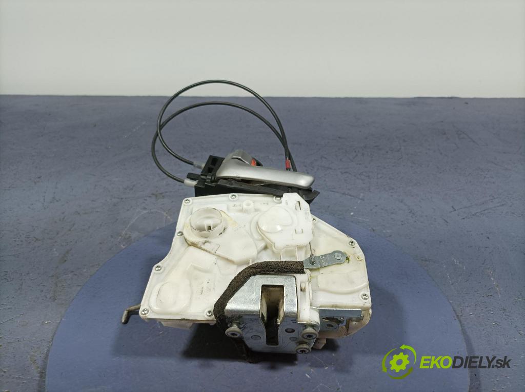 Suzuki Swift 2006 zámek dveře před Levý: