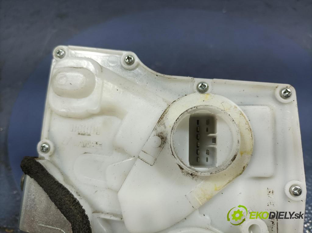Suzuki Swift 2006 zámek dveře před Levý: