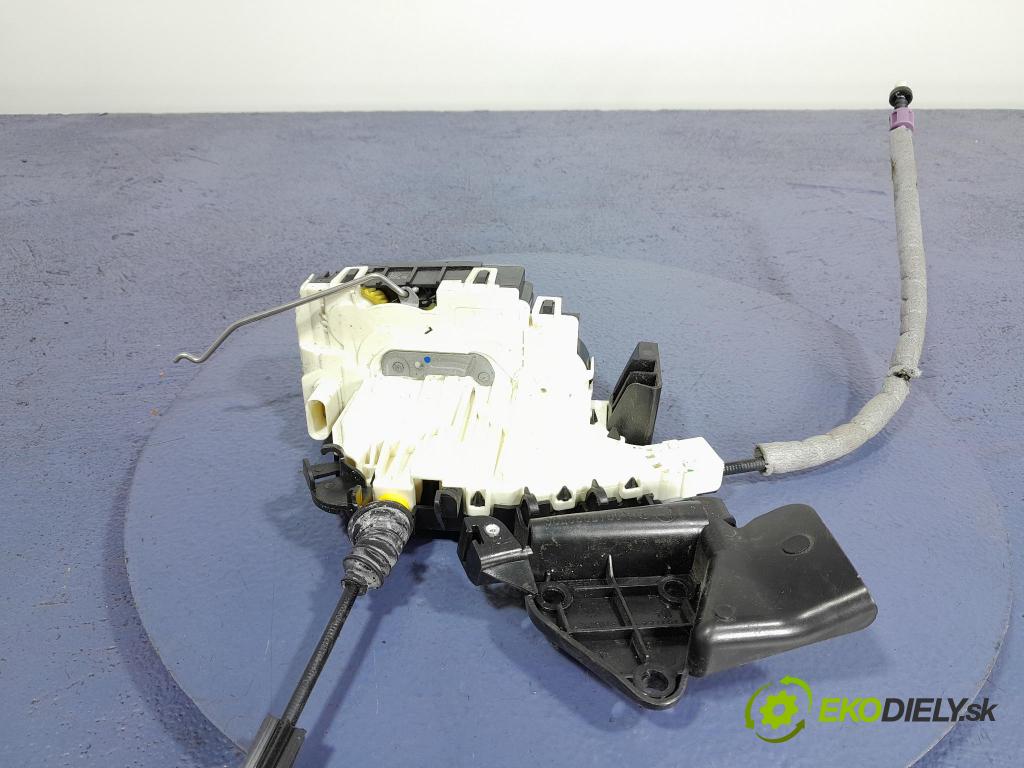 Mercedes C-klasa 2011 zámek dveře před Levý: A2047202735