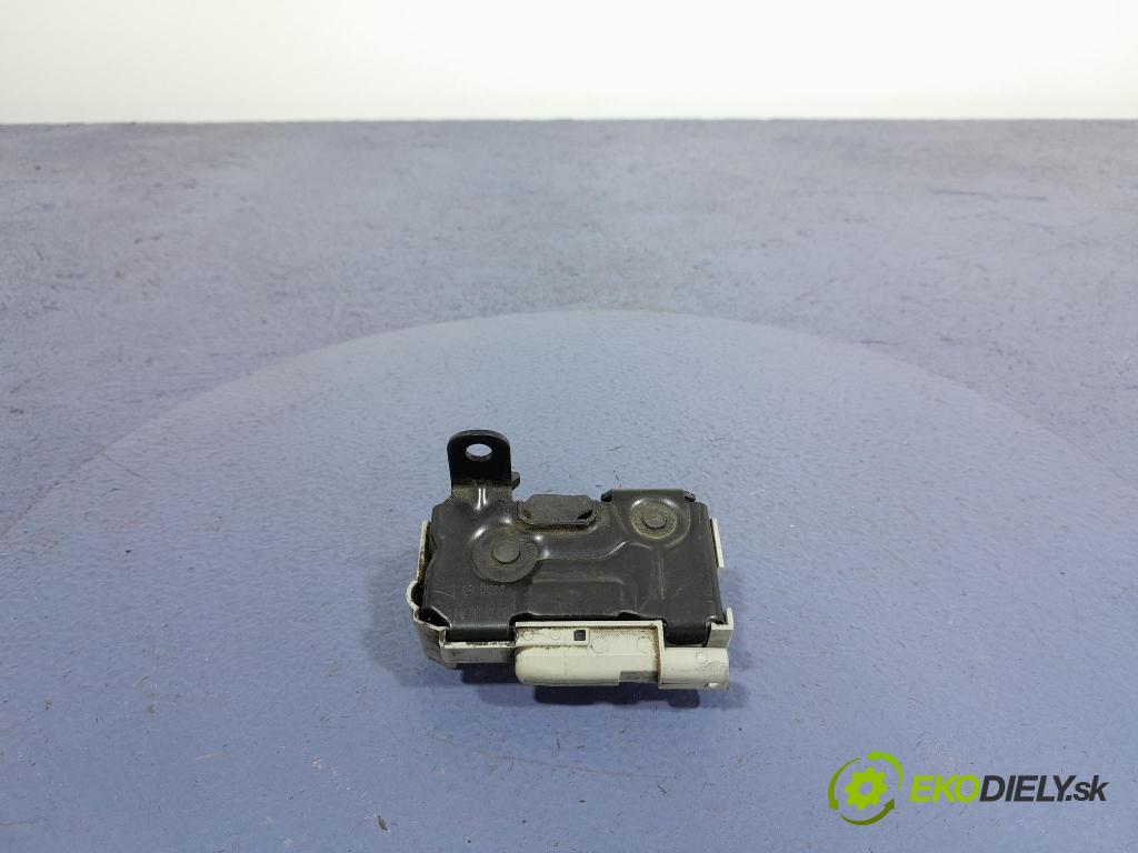 Mercedes C-klasa 2011 zámek masky: A2048800260