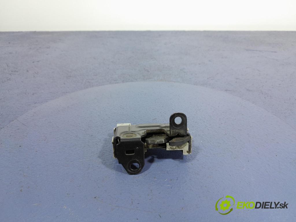 Mercedes C-klasa 2011 zámek masky: A2048800260