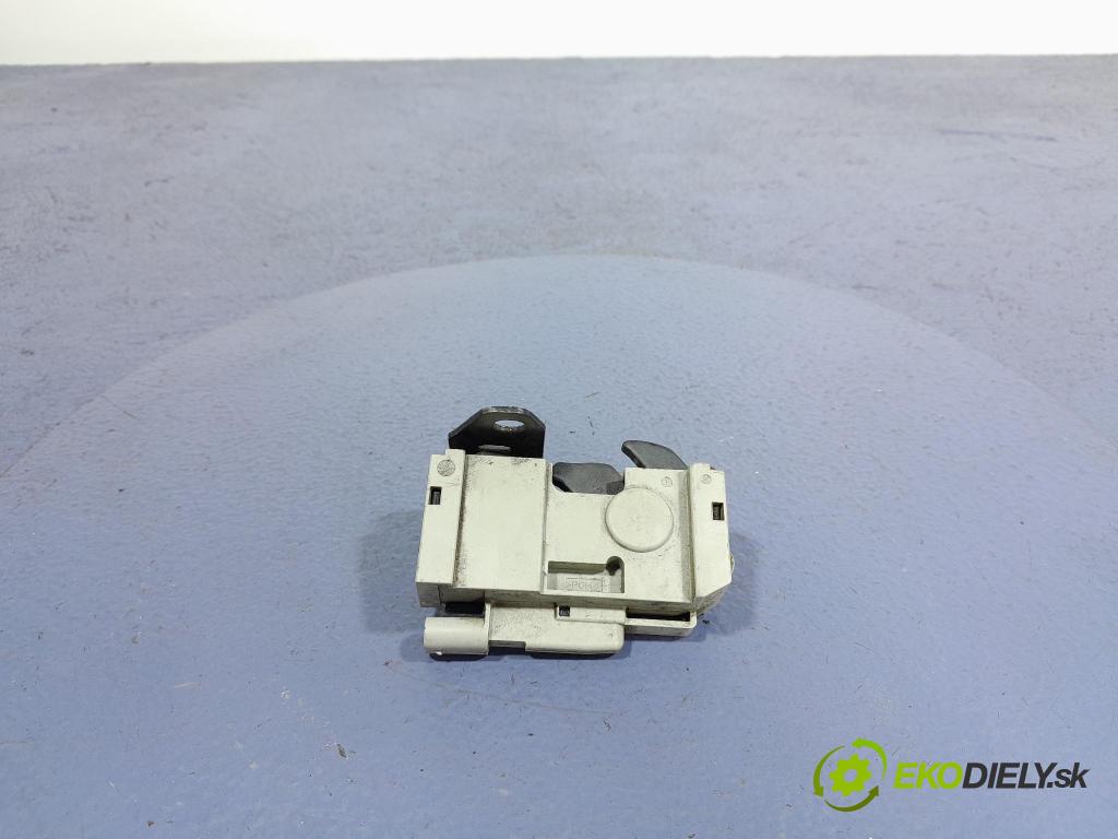 Mercedes C-klasa 2011 zámek masky: A2048800260