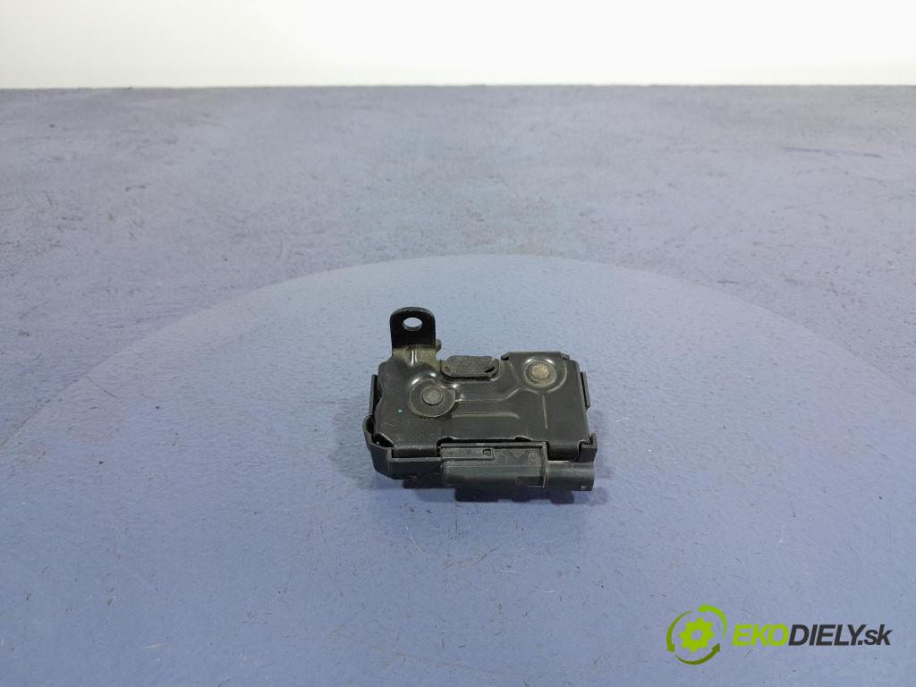 Mercedes C-klasa 2011 zámek masky: A2048800260