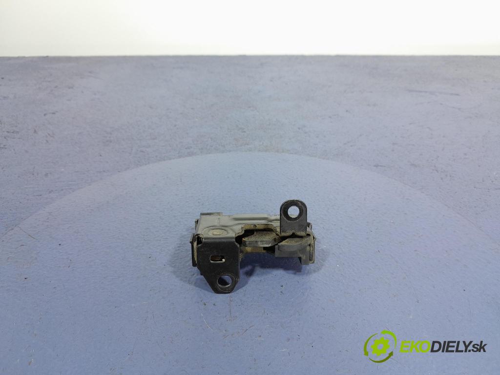 Mercedes C-klasa 2011 zámek masky: A2048800260