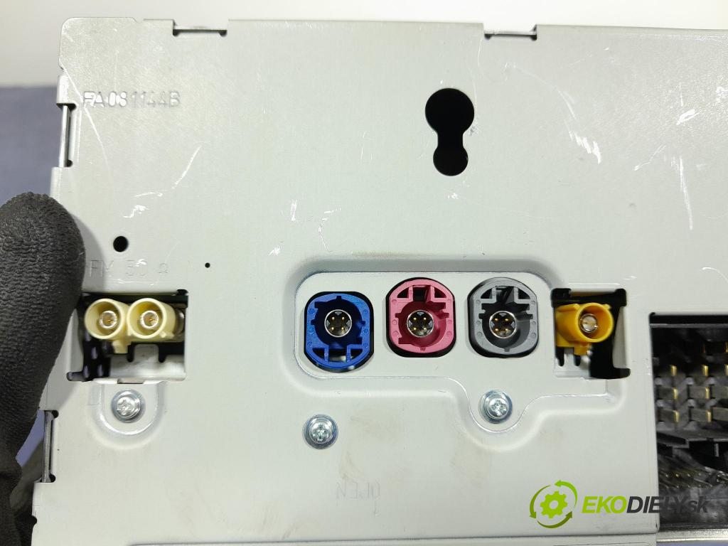 Mercedes C-klasa 2011 Radio I Navigace: A2049004306