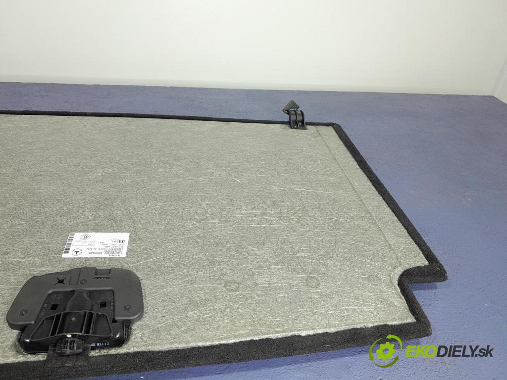 Mercedes C-klasa 2011 koberec do auta A2046800002