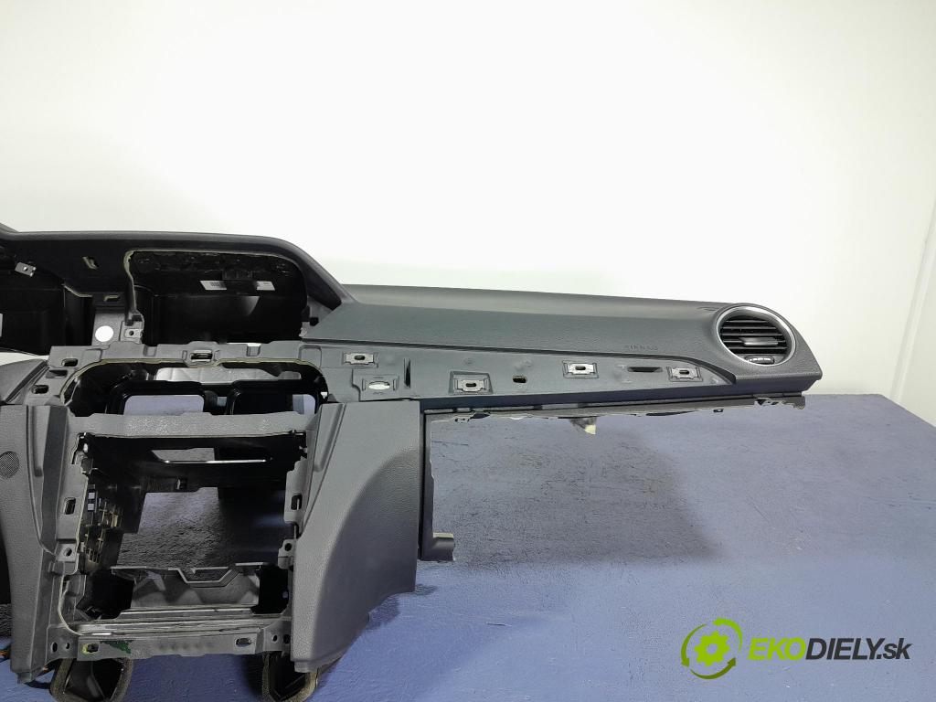 Mercedes C-klasa 2011 kokpit,pristrojová doska