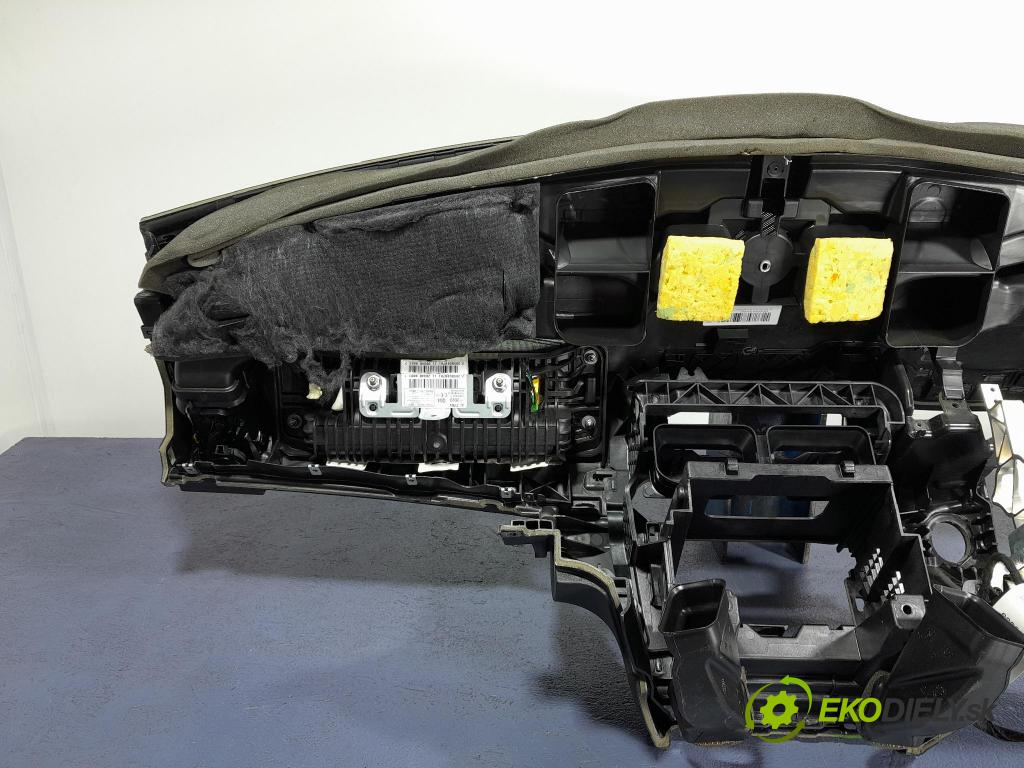 Mercedes C-klasa 2011 kokpit,pristrojová doska