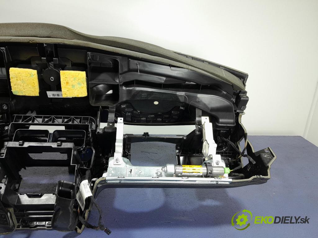 Mercedes C-klasa 2011 kokpit,pristrojová doska