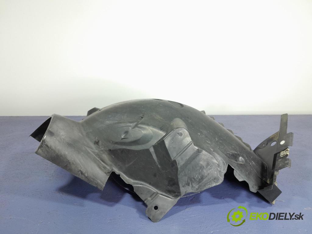 Mercedes C-klasa 2011 blatník: Plastický před A2046906030