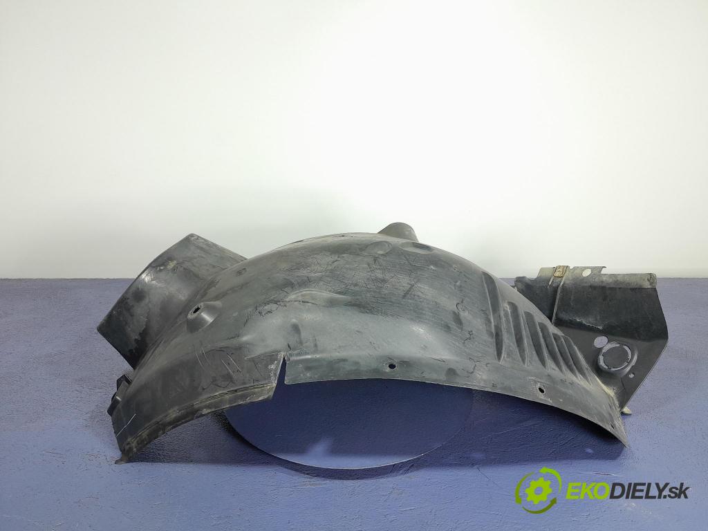 Mercedes C-klasa 2011 blatník: Plastický před A2046905930