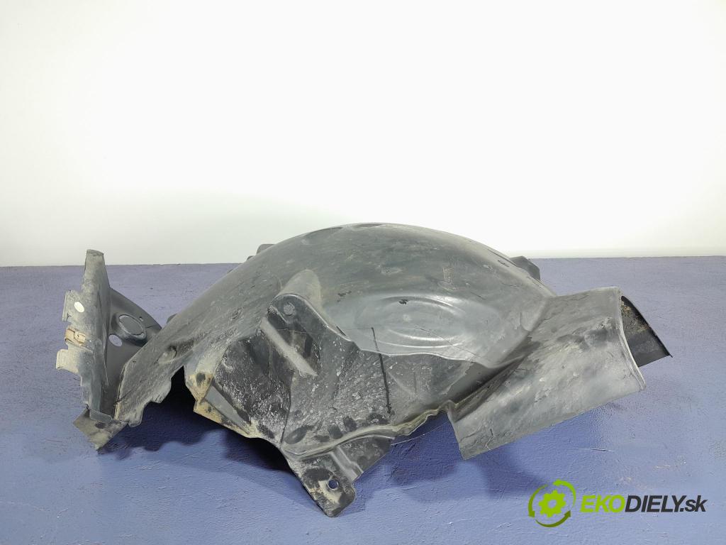 Mercedes C-klasa 2011 blatník: Plastický před A2046905930