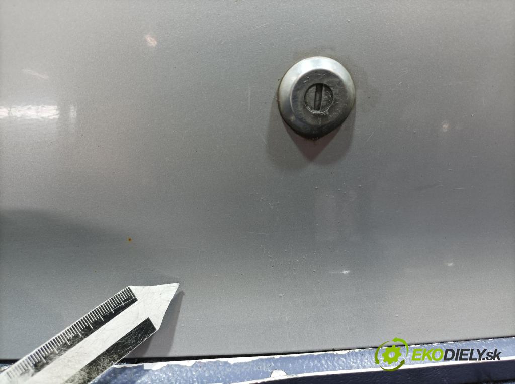 Suzuki Alto 2011 zadní dveře kufra: kufr