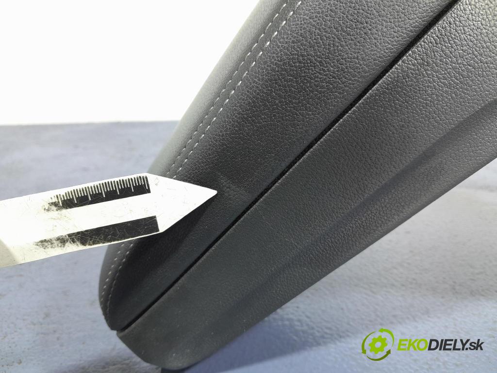 Skoda Rapid 2017 loketní opěrka