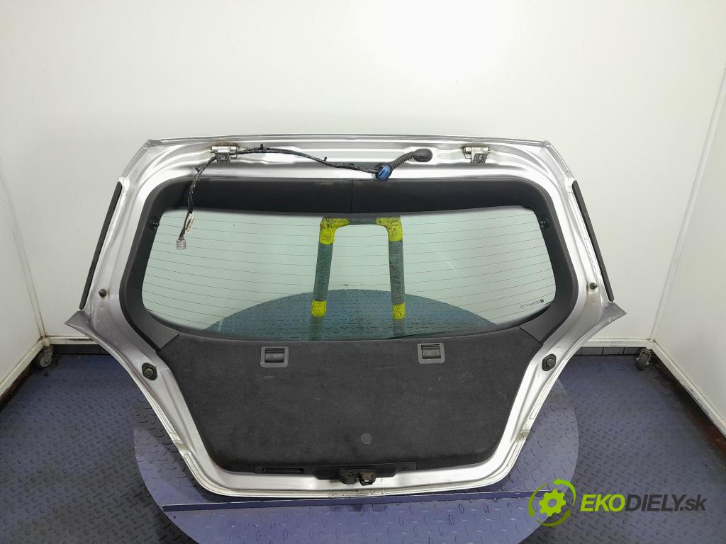 Opel Astra 2004 zadní dveře kufra: kufr 