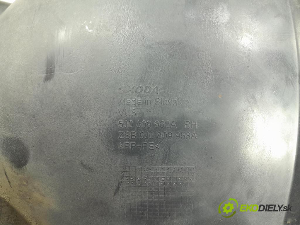 Skoda Fabia 2011 blatník: Plastický před 5J0809962A