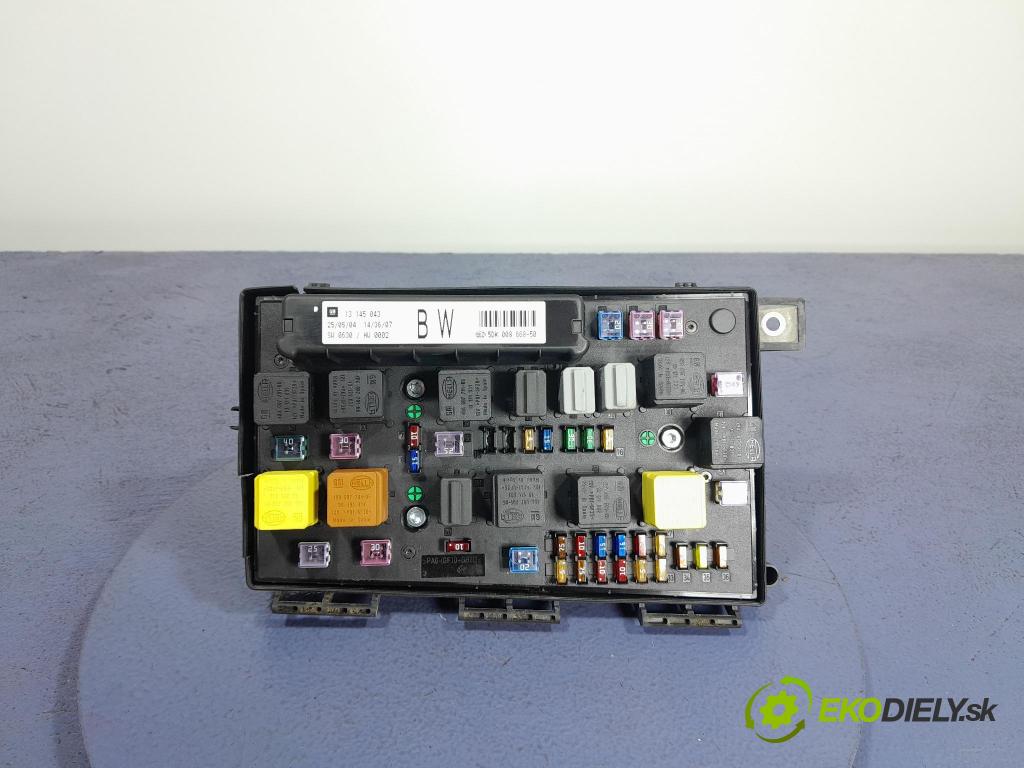 Opel Astra 2004 skříňka Pojistky 13145043