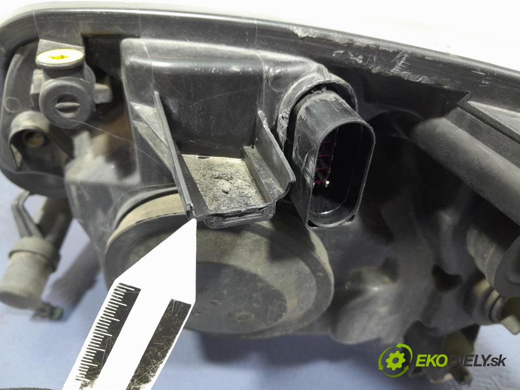 Ford Kuga 2010 Reflektor: v pravo: 8V41-13D154-AF